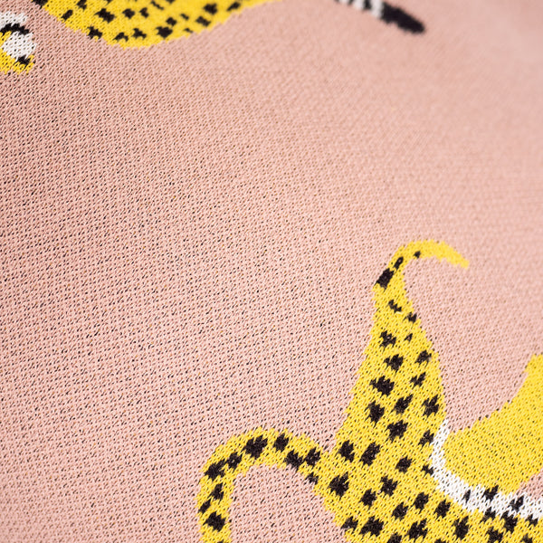 Game Fåtölj Saccosäck - Stickad Gepard Rosa Fabric Close-up Image