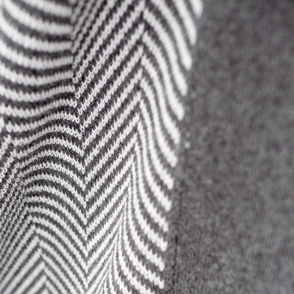 Pläd / Filt - Stickad Fiskbens Grå Fabric Close-up Image