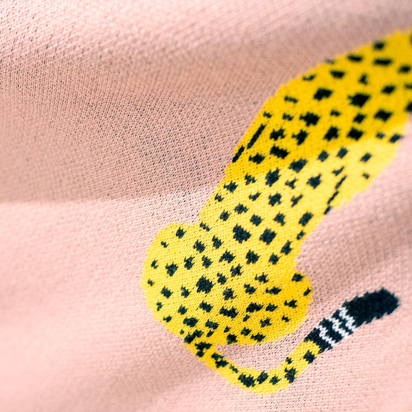 Pläd / Filt - Stickad Gepard Rosa Fabric Close-up Image