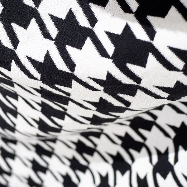 Pläd / Filt - Stickad Hundtand Svart Fabric Close-up Image